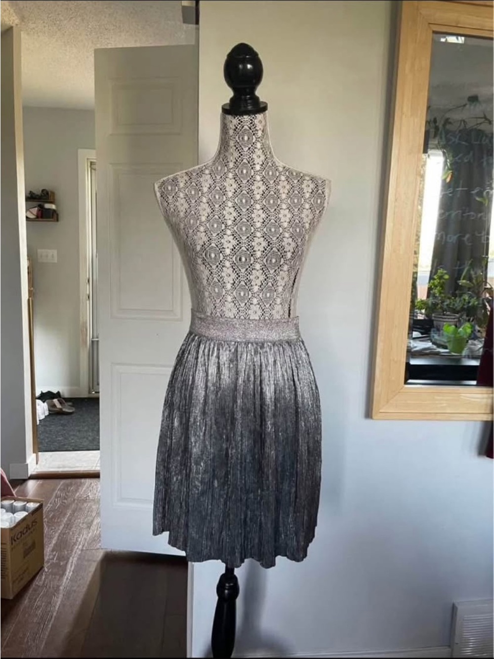 Pretty Crinkle Silver Metallic Party Mini Skirt. Stretchy Waist. Medium